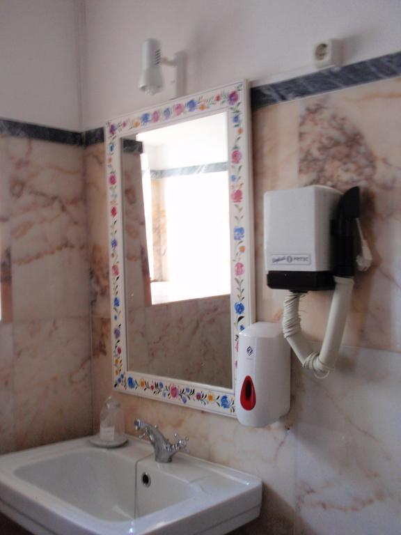 Alentejano Low Cost Hotel Эштремош Номер фото